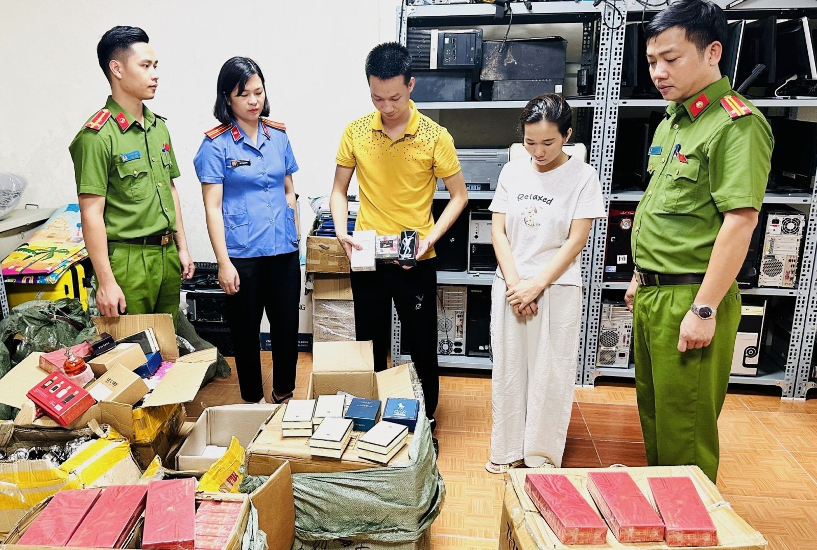 Các loại nước hoa giả bị thu giữ tại cơ quan Công an - Ảnh: Công an Thanh Hoá