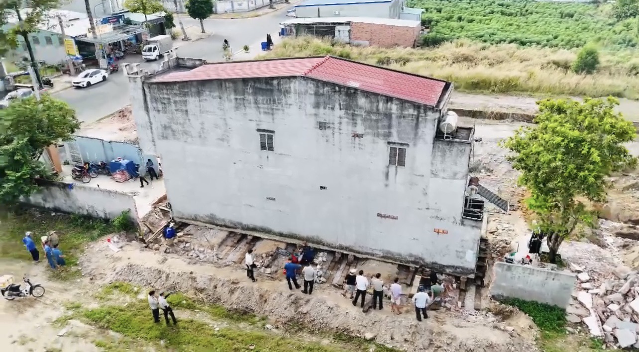 Chủ ngôi nhà xây nhầm được chủ đất hỗ trợ 500 triệu đồng để thuê thần đèn dịch chuyển nhà và sửa chữa, ổn định cuộc sống. (Ảnh: THADS/Dân trí)