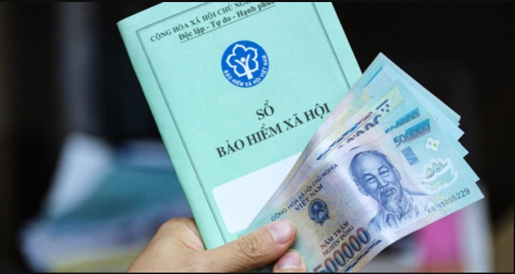 Theo Luật BHXH có hiệu lực từ ngày 1-7-2025, người lao động không được tham gia đồng thời BHXH bắt buộc và BHXH tự nguyện trong cùng một thời gian. (Ảnh: Người quan sát)