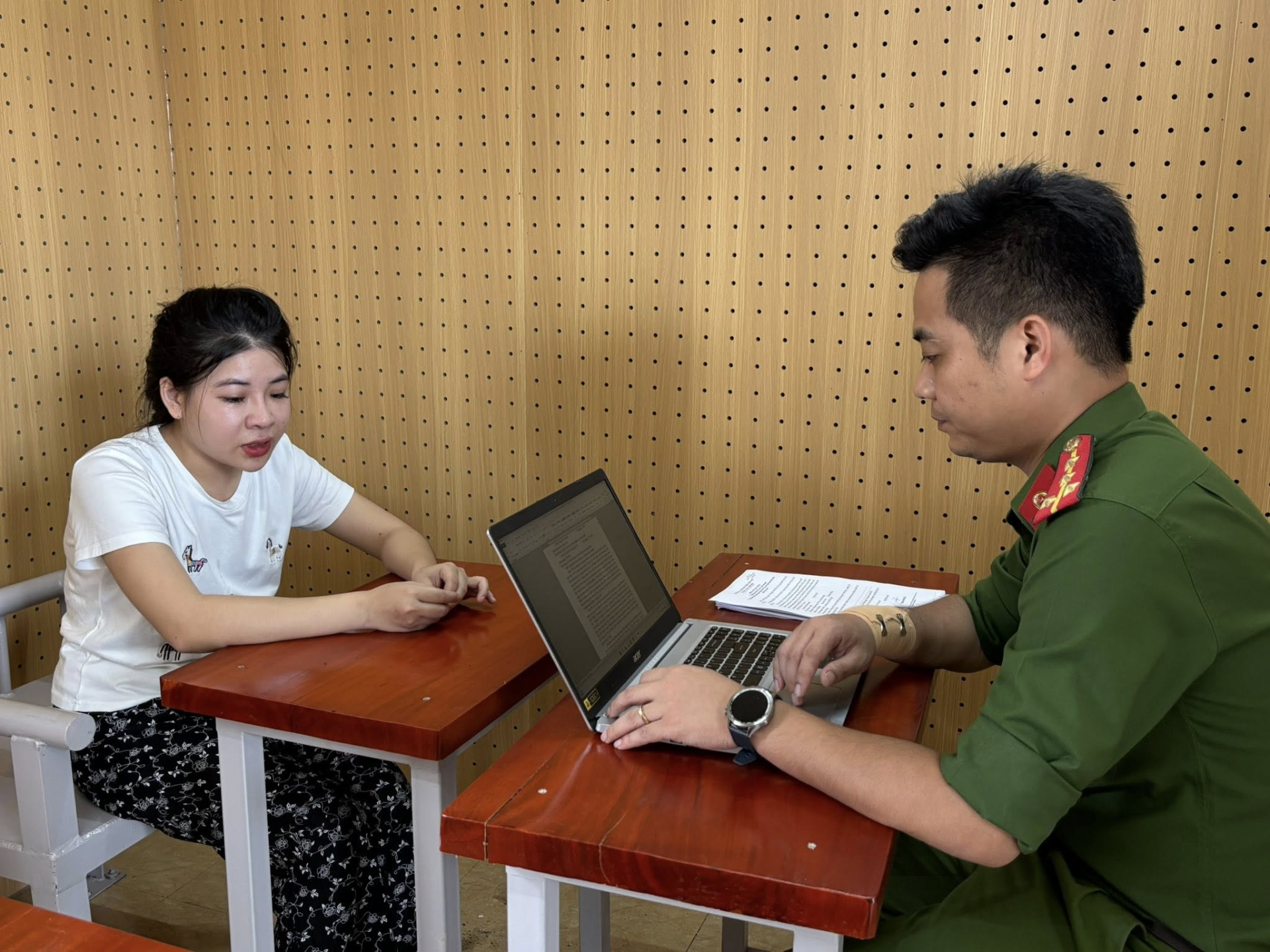Cơ quan điều tra làm việc với đối tượng Kim Thị Linh - Ảnh: Công an Hà Tĩnh