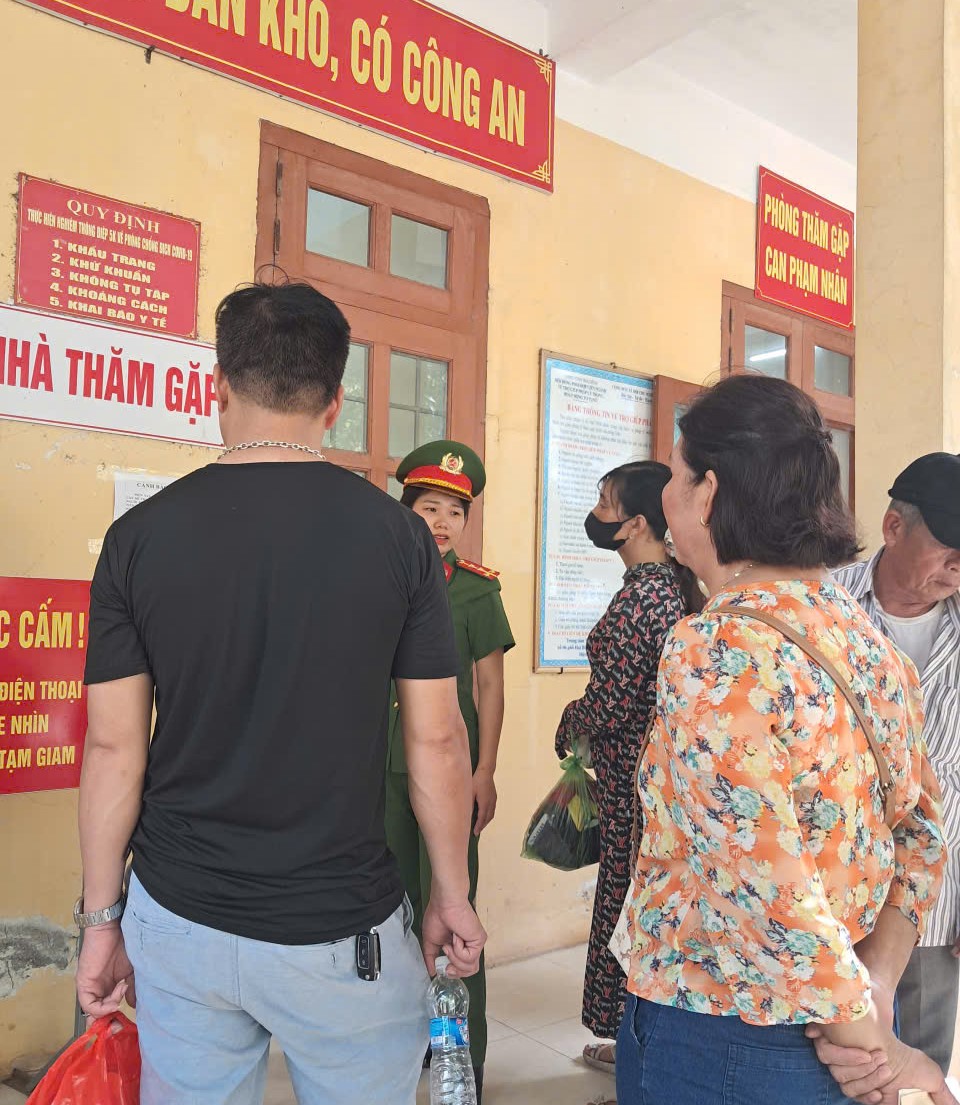 Cán bộ Trại tạm giam số 2 hướng dẫn người dân cảnh giác với thủ đoạn lừa đảo - Ảnh: Công an Hưng Yên 
