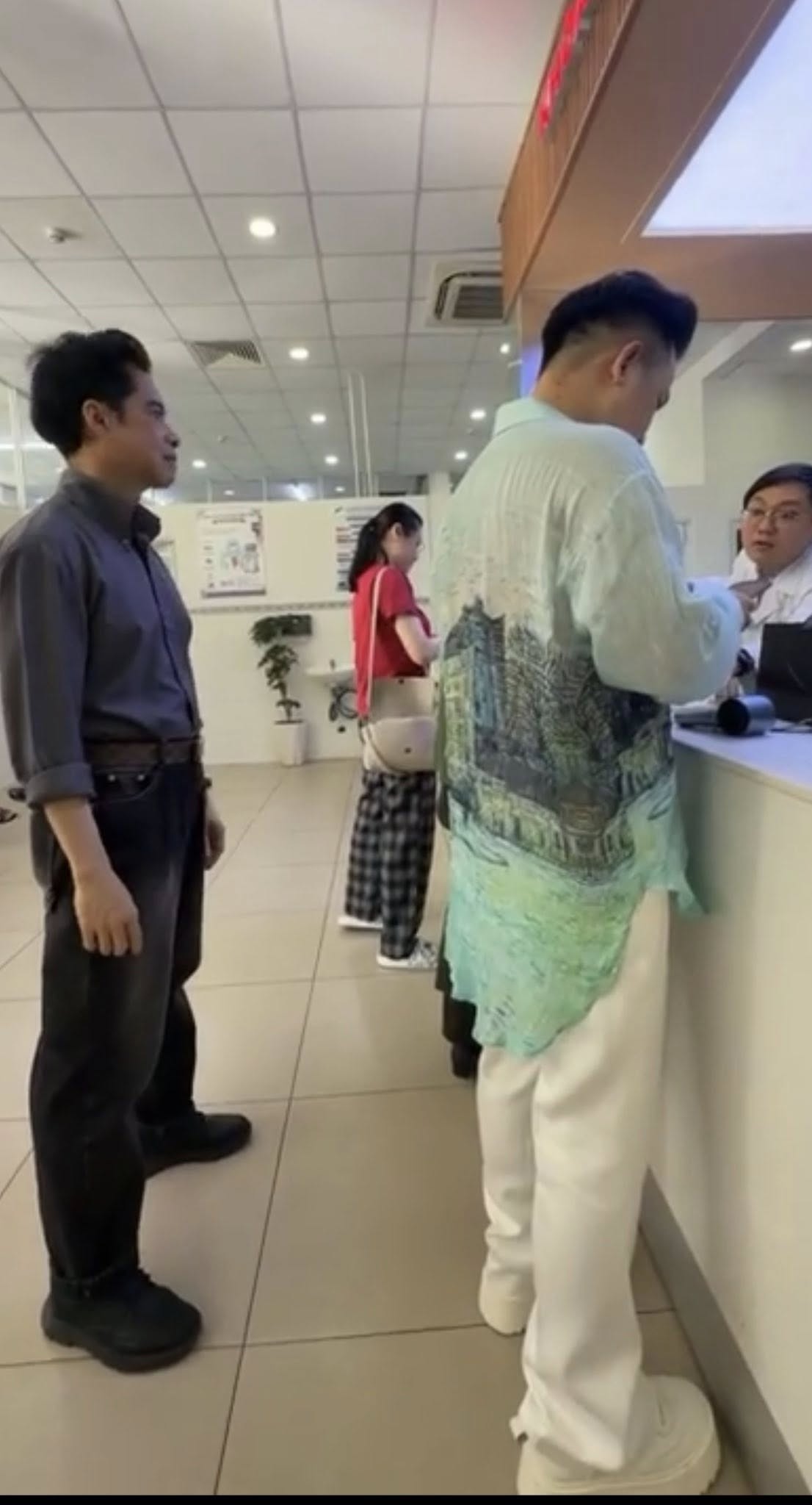 Danh tính người đàn ông kề cận, theo sát Ngọc Sơn đến trụ sở công an và đi xét nghiệm ma túy