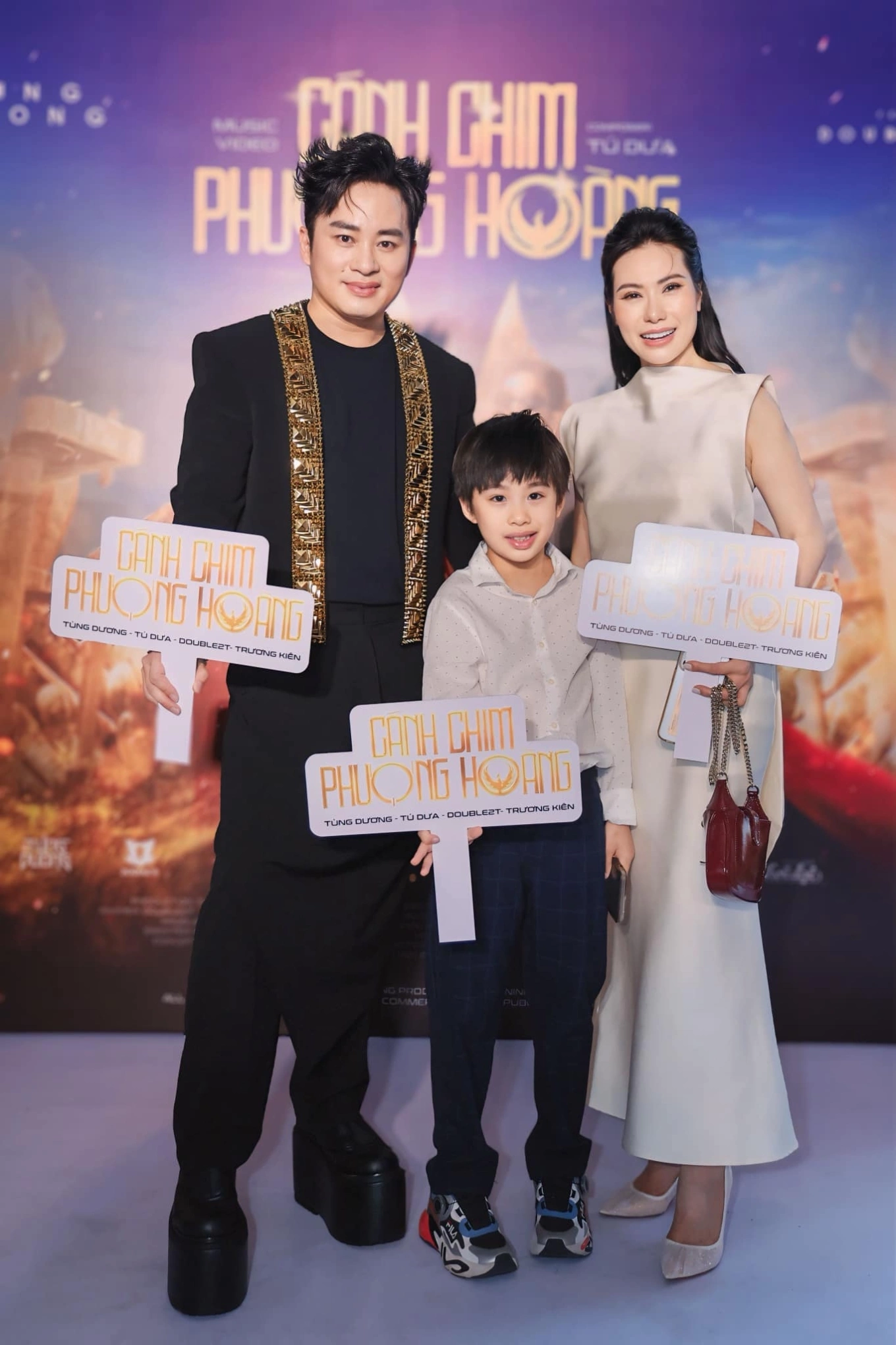 Tùng Dương bên bà xã kín tiếng và con trai