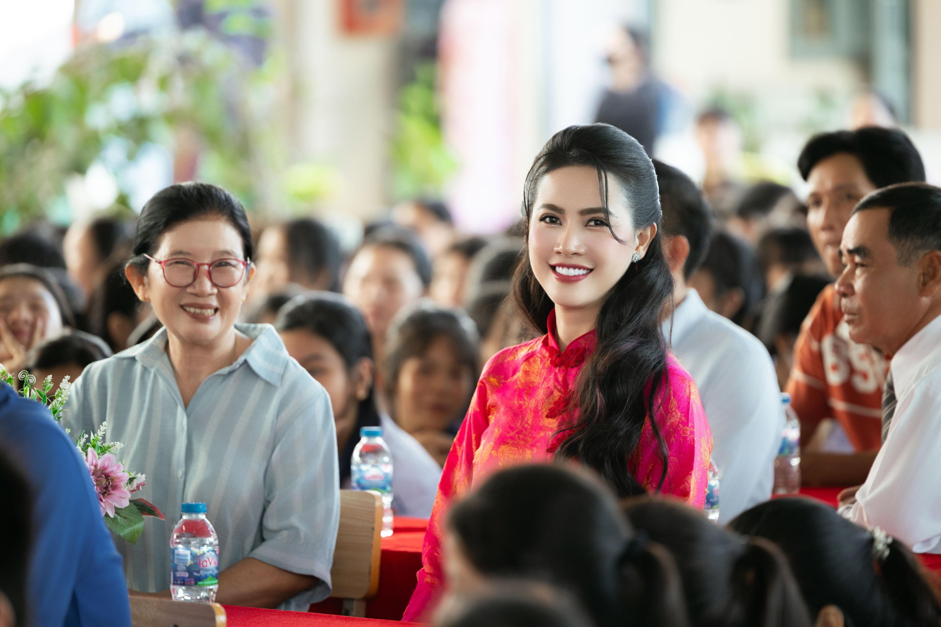 Hoa hậu Phan Thị Mơ trở về trường cũ, trao 30 triệu đồng hỗ trợ học sinh vượt khó