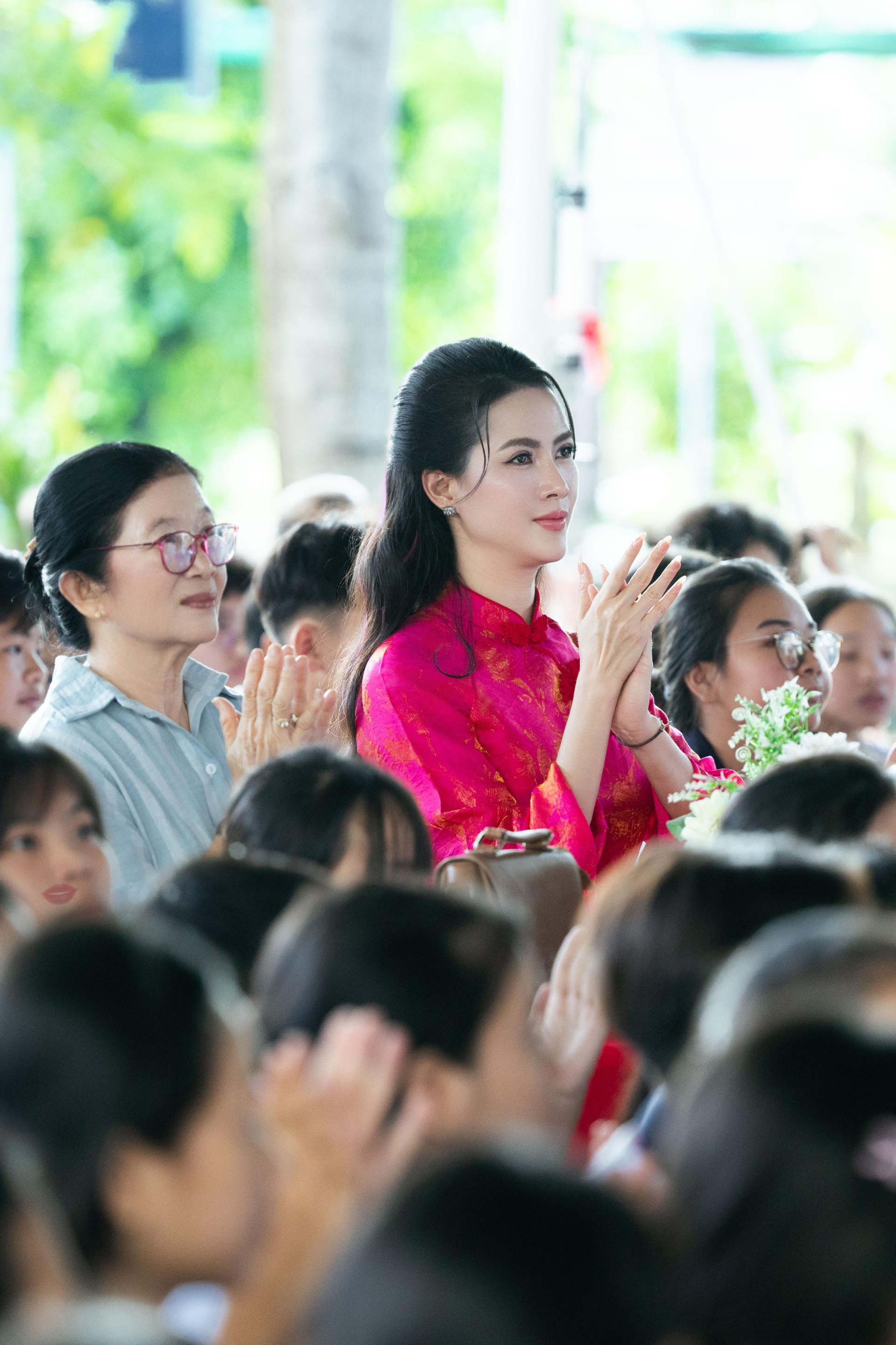 Hoa hậu Phan Thị Mơ diện áo dài khi trở lại trường.
