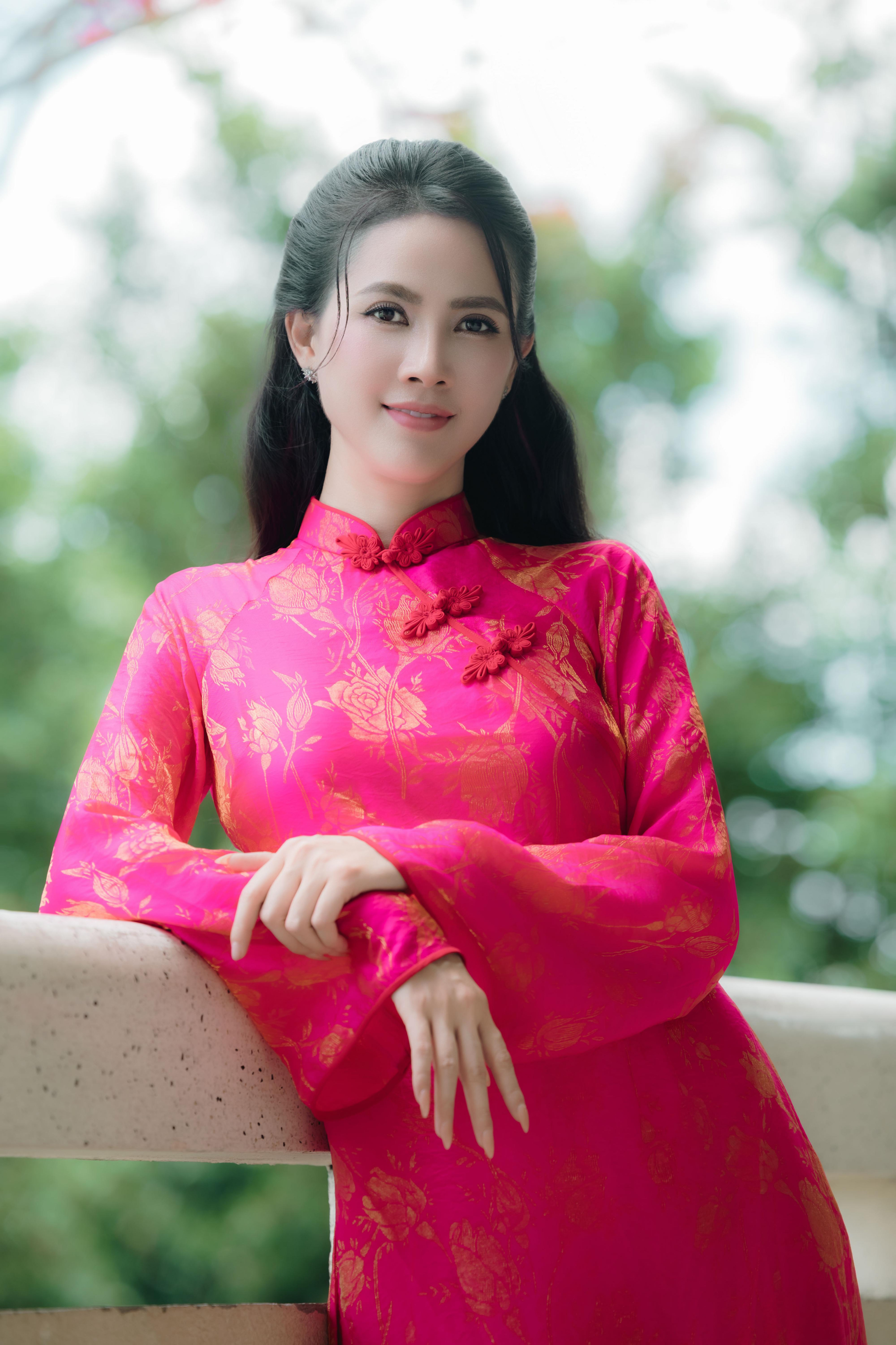 Hoa hậu Phan Thị Mơ trở về trường cũ, trao 30 triệu đồng hỗ trợ học sinh vượt khó