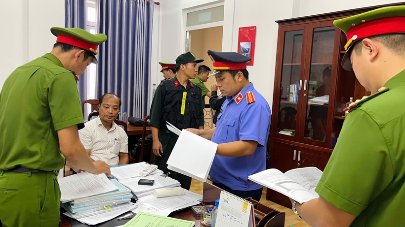 Lực lượng chức năng khám xét nơi làm việc của bị can Phạm Ngọc Dũng, Giám đốc Ban Quản lý rừng phòng hộ Bắc Sông Hương - Ảnh: VOV