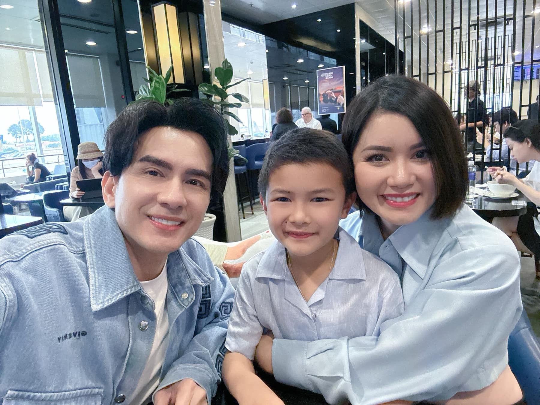 Dù ly hôn, cặp đôi vẫn gặp gỡ, quan tâm chăm sóc con chung.