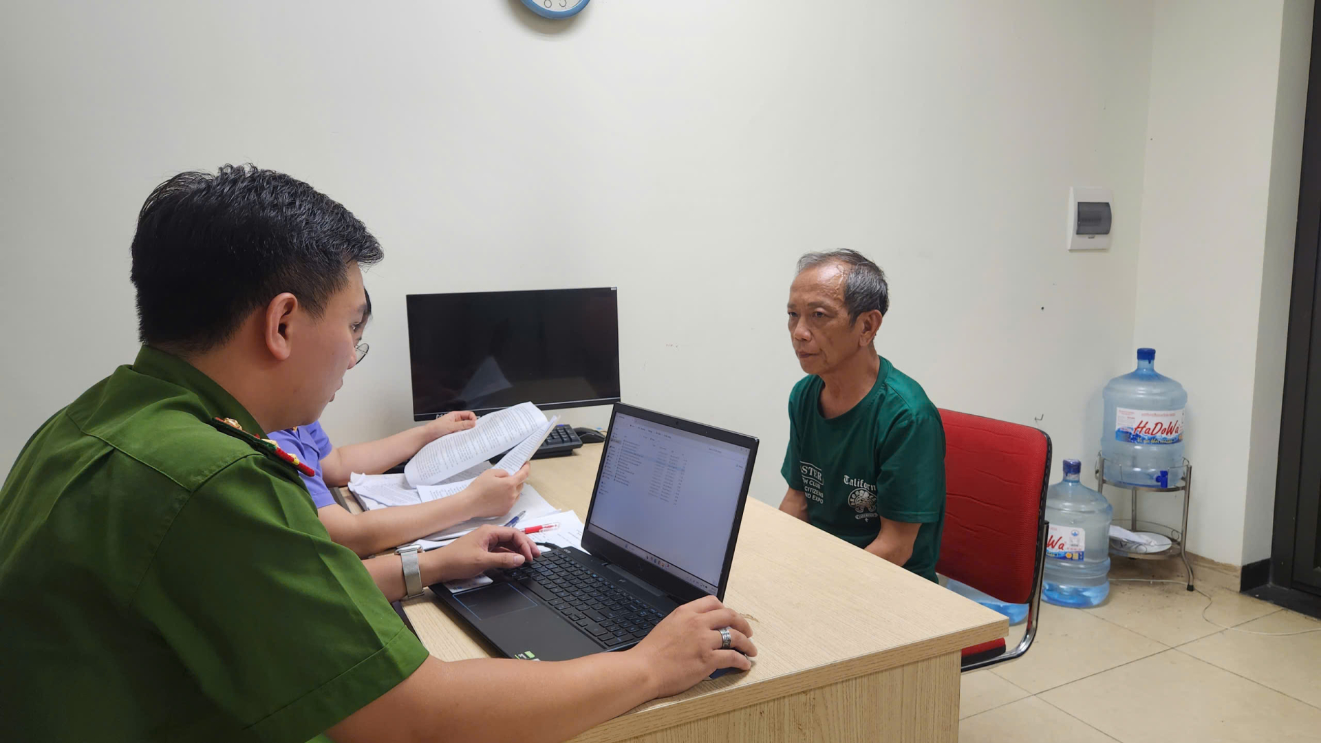 Đối tượng Nguyễn Tiến Nam tại cơ quan Công an - Ảnh: Công an Hà Nội