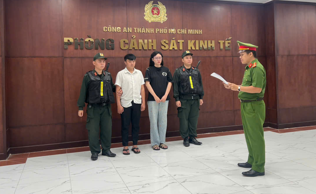 Ôn Chí Phát cùng vợ tại cơ quan điều tra. Ảnh: CAND