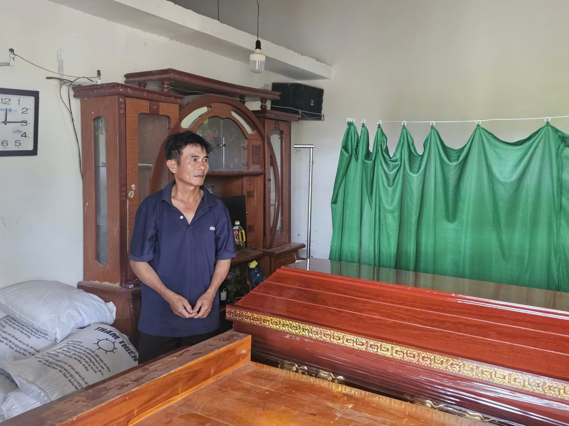 Anh Sự cố nén đau thương để lo hậu sự cho con gái út xấu số. (Ảnh: Tiền Phong)