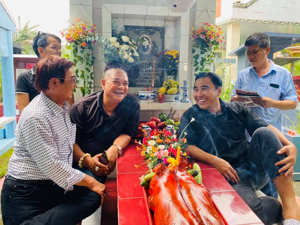 Nhiều năm qua những người bạn thân thiết vẫn đến mộ thắp hương cho nam nghệ sĩ bạc mệnh
