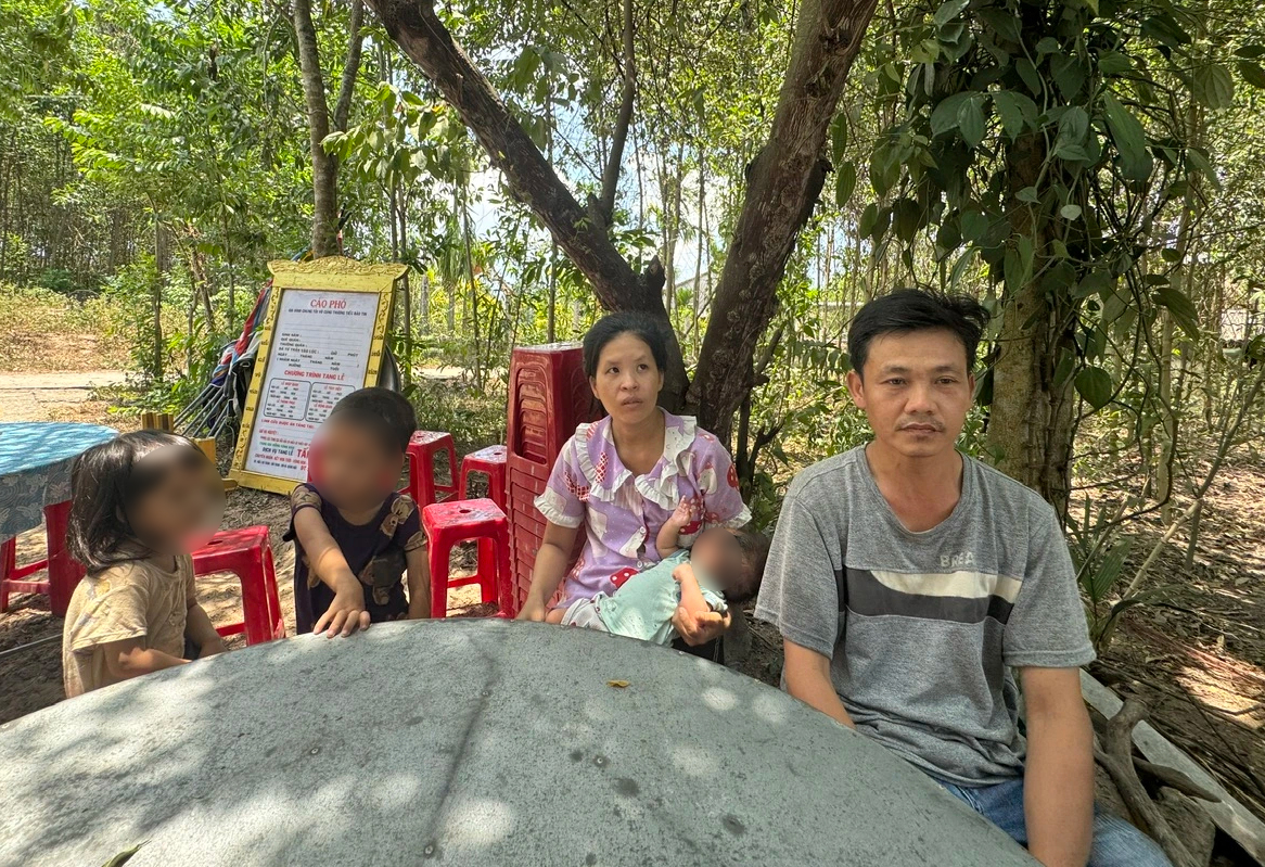 Vợ chồng anh Ngọc, chị Lựu đau xót khi 5 năm mất 3 đứa con vì đuối nước. (Ảnh: Thanh Niên)