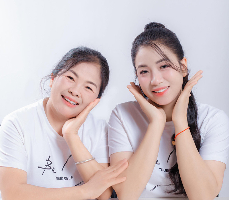 Bà Hằng cùng con gái riêng của chồng. (Ảnh: VietNamNet)