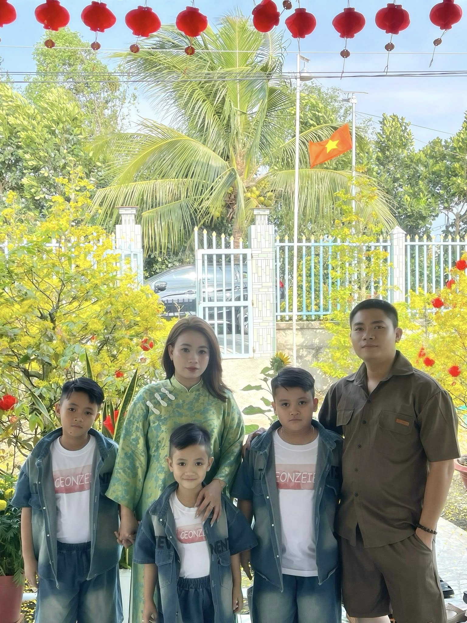 Gia đình nhỏ với 3 bé trai kháu khỉnh của vợ chồng Duyên - Thưởng.