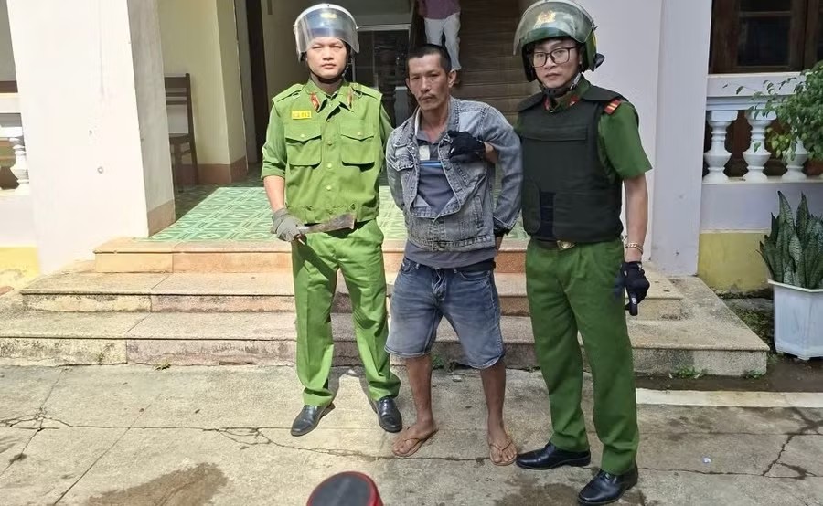 Đối tượng Hùng đã bị Cảnh sát 113 khống chế khi mang dao vào gây rối trong trường học. (Nguồn: Báo điện tử Gia Lai)
