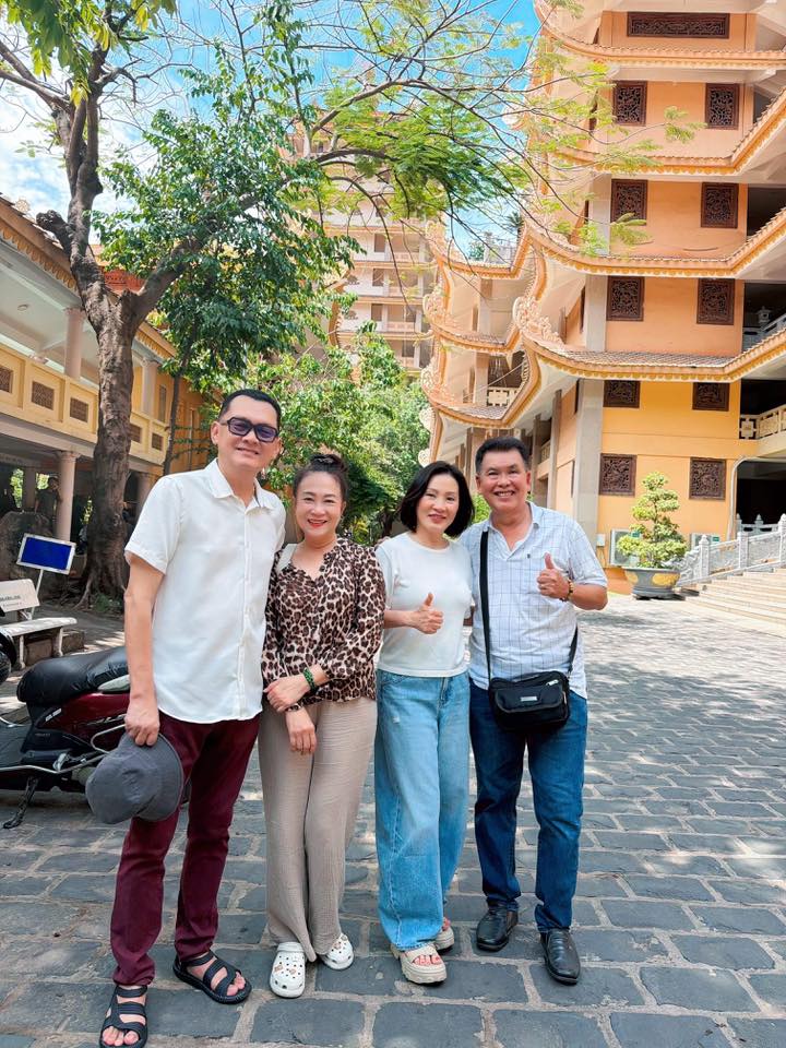 Hồng Đào sau đó đăng ảnh cả hai đi chơi cùng nhóm bạn