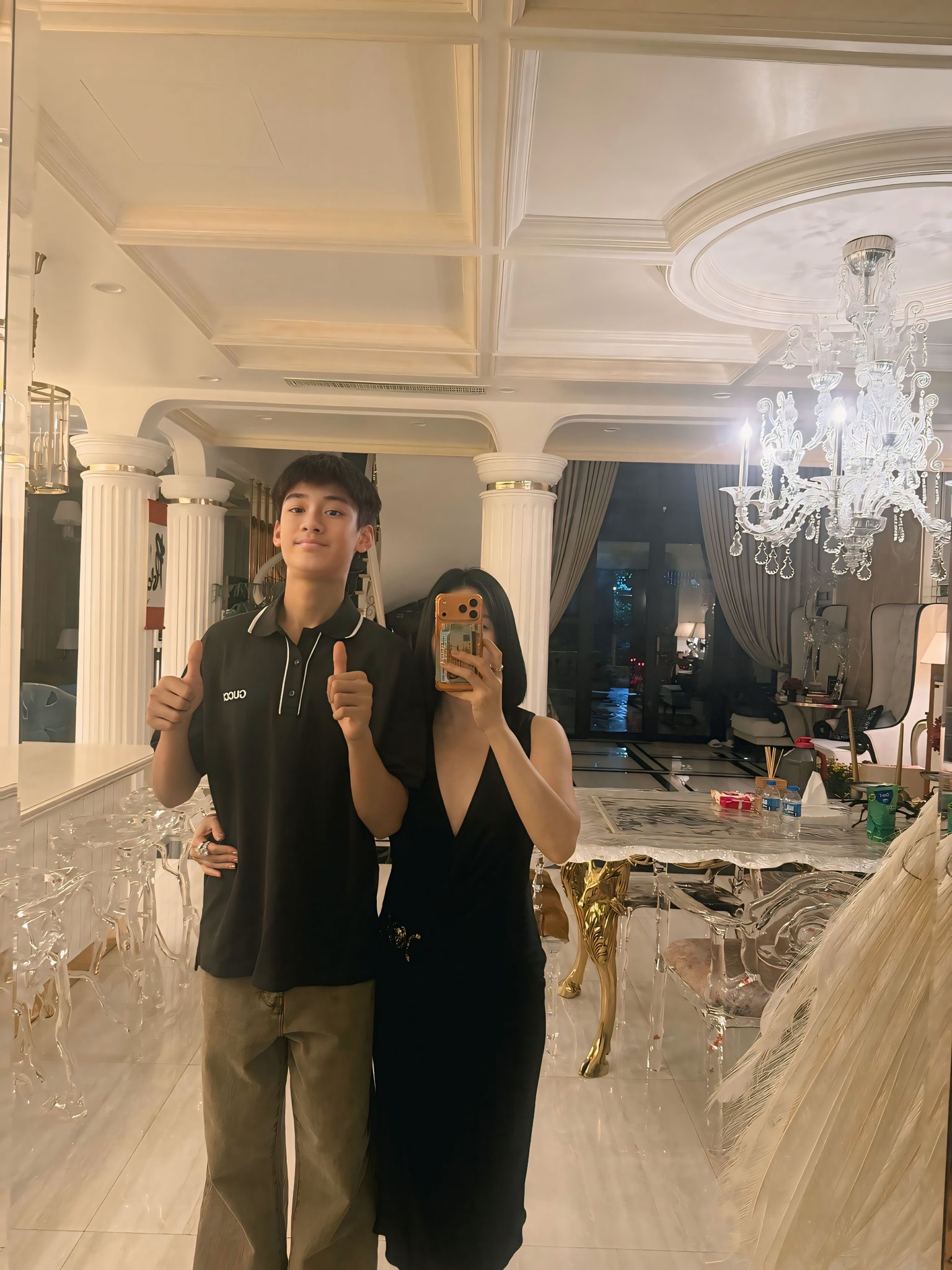 Hình ảnh chụp cùng con trai được Lệ Quyên đính kèm status.