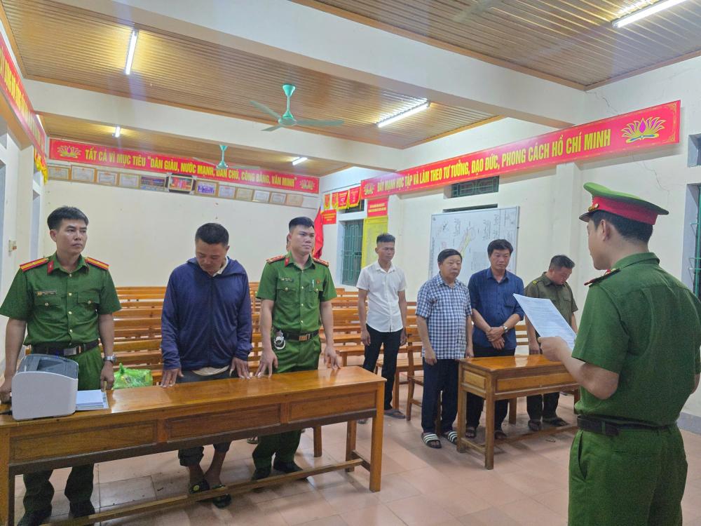 Cơ quan công an tống đạt quyết định - Ảnh: Công an Hà Tĩnh