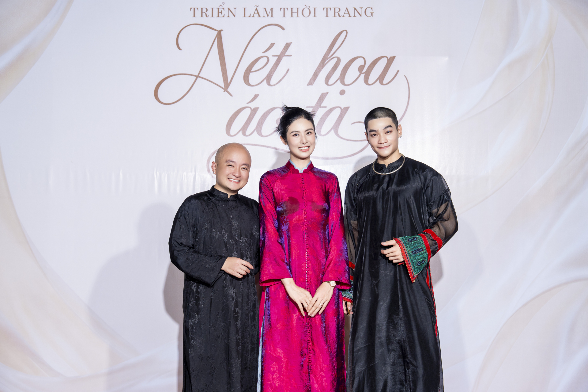 Từ trái qua phải: NTK Cao Minh Tiến, hoa hậu Ngọc Hân, NTK Chế Quyết Tiến.