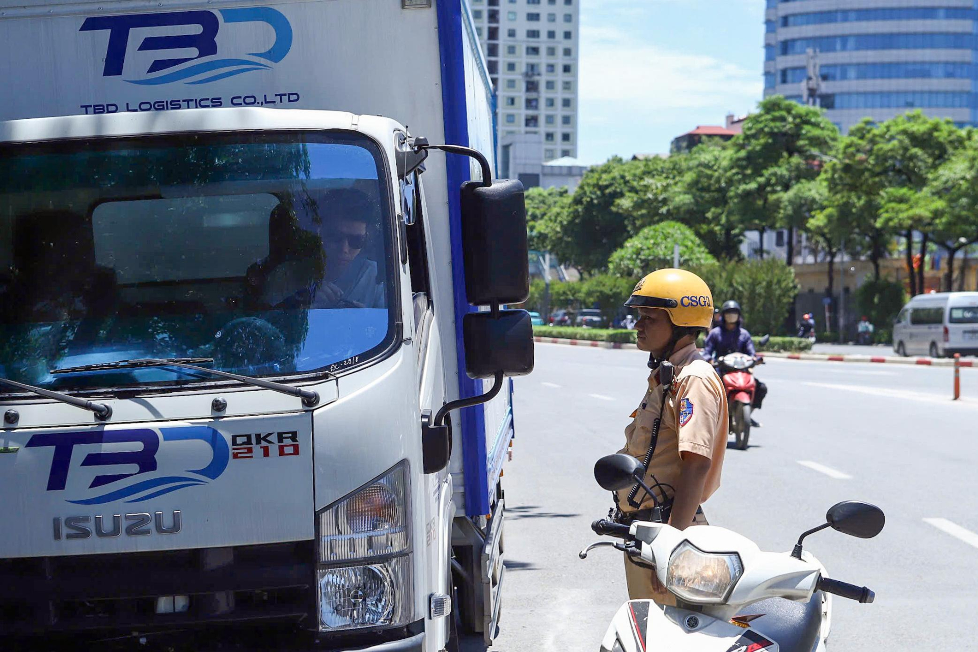 CSGT xử lý 1 tài xế vi phạm - Ảnh: Công an TP Hà Nội