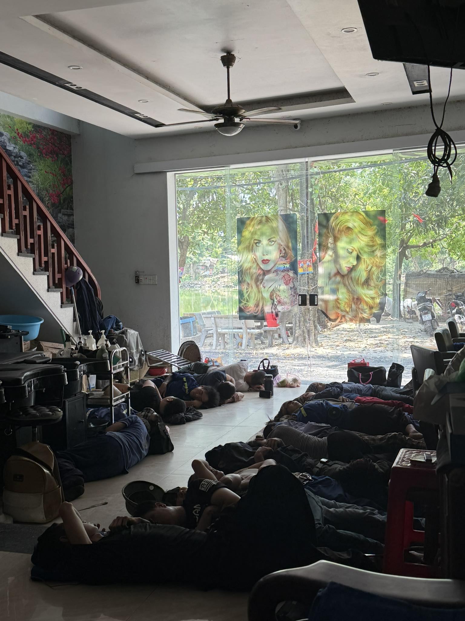 Gần 20 người công nhân đã được gia đình chị Hạnh mời vào nhà nghỉ ngơi sau nửa ngày làm việc dưới trời nắng gay gắt.