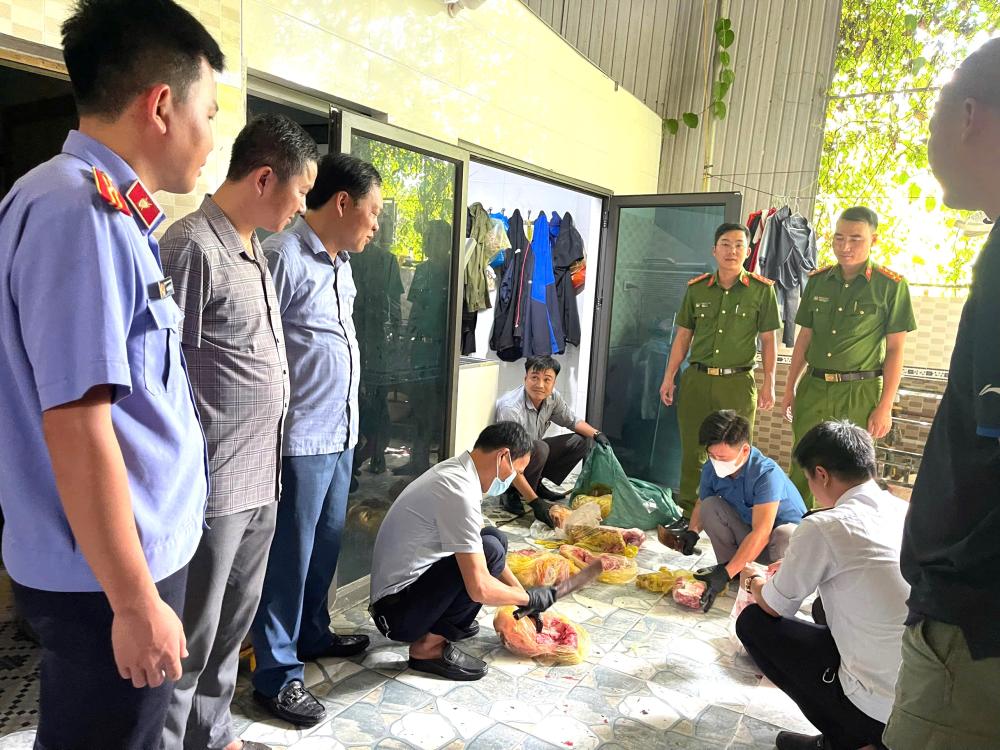 Công an tiến hành khám xét nhà đối tượng Cường - Ảnh: Công an Hà Tĩnh