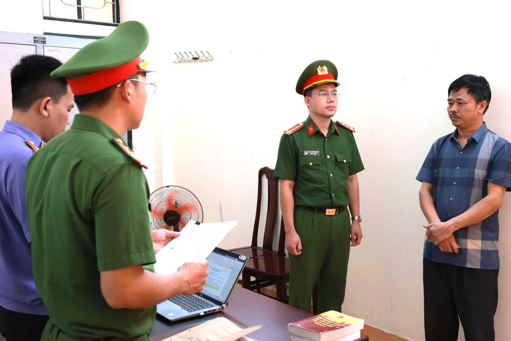 Cơ quan điều tra tống đạt quyết định khởi tố đối với Nguyễn Hữu Cường - Ảnh: Công an Hà Tĩnh