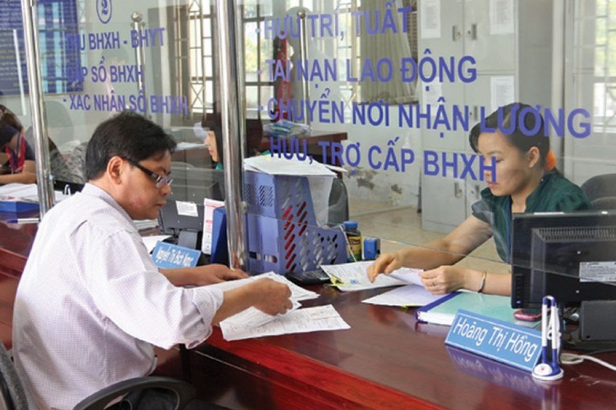 Nhiều người lao động đã đóng đủ 20 năm bảo hiểm xã hội (BHXH) nhưng chưa đến tuổi nghỉ hưu đang băn khoăn liệu có được nhận lương hưu ngay hay phải chờ đến đủ tuổi theo quy định. (Ảnh: Saigon Times)