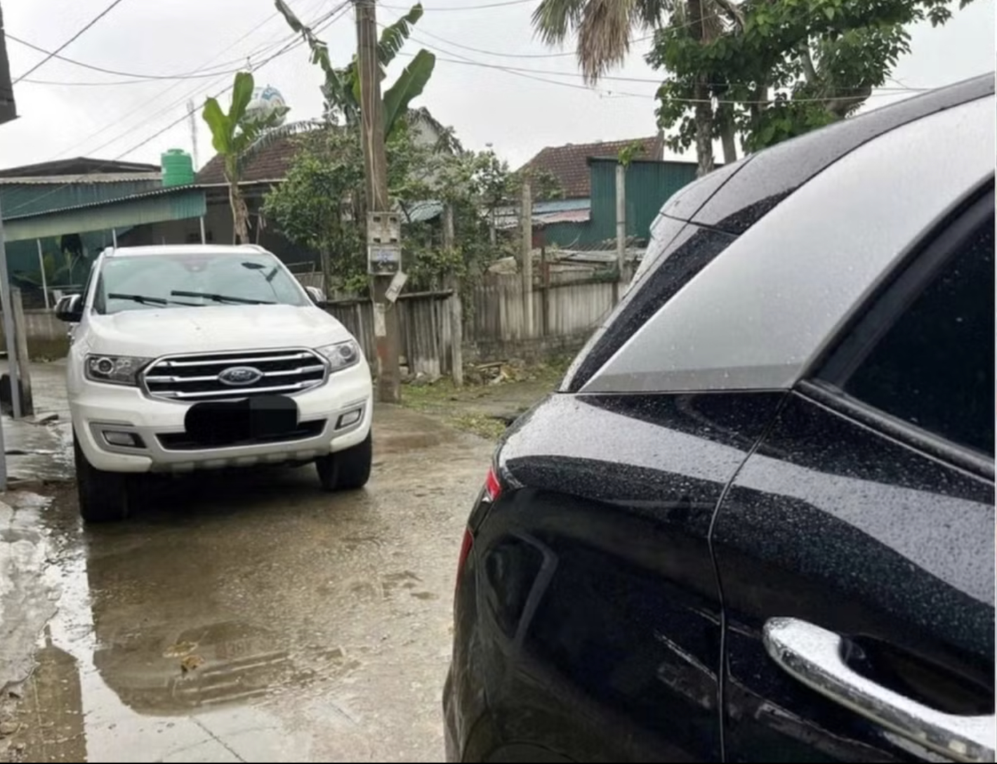 Chiếc xe trắng của Linh mang ra để 