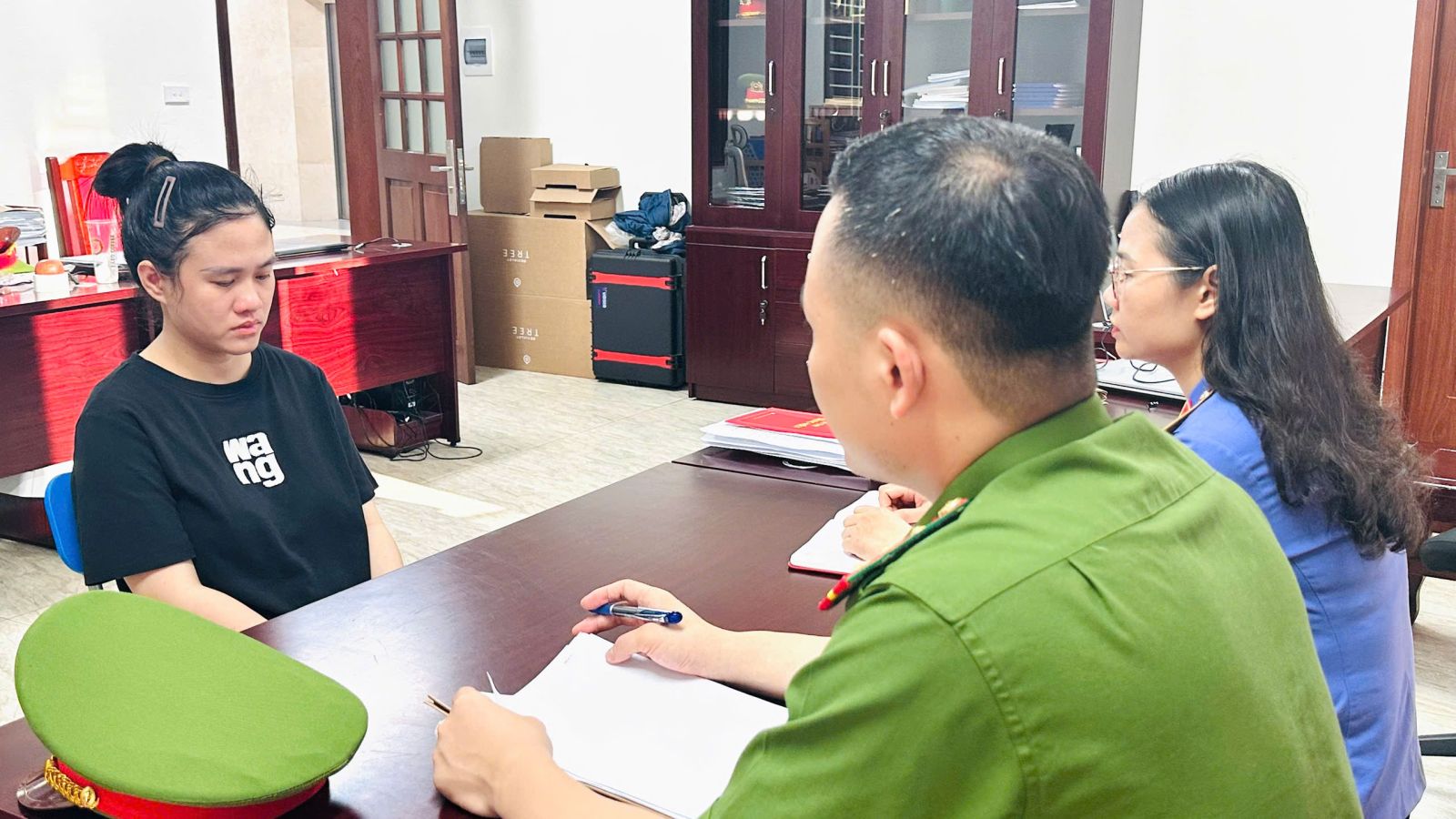 Nguyễn Thị Hiền làm việc với cơ quan điều tra - Ảnh: Công an Thanh Hóa