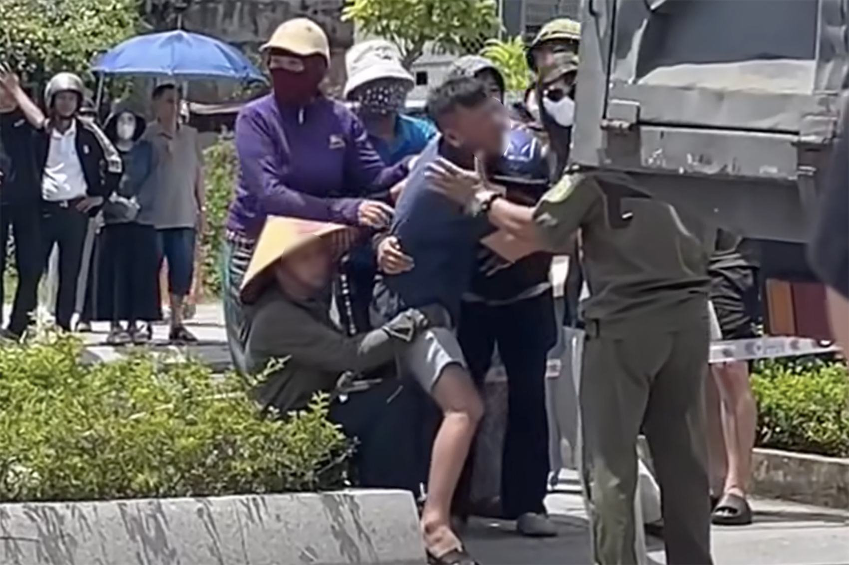 Người thân nữ sinh đau đớn tại hiện trường vụ việc. (Ảnh: VietNamNet)