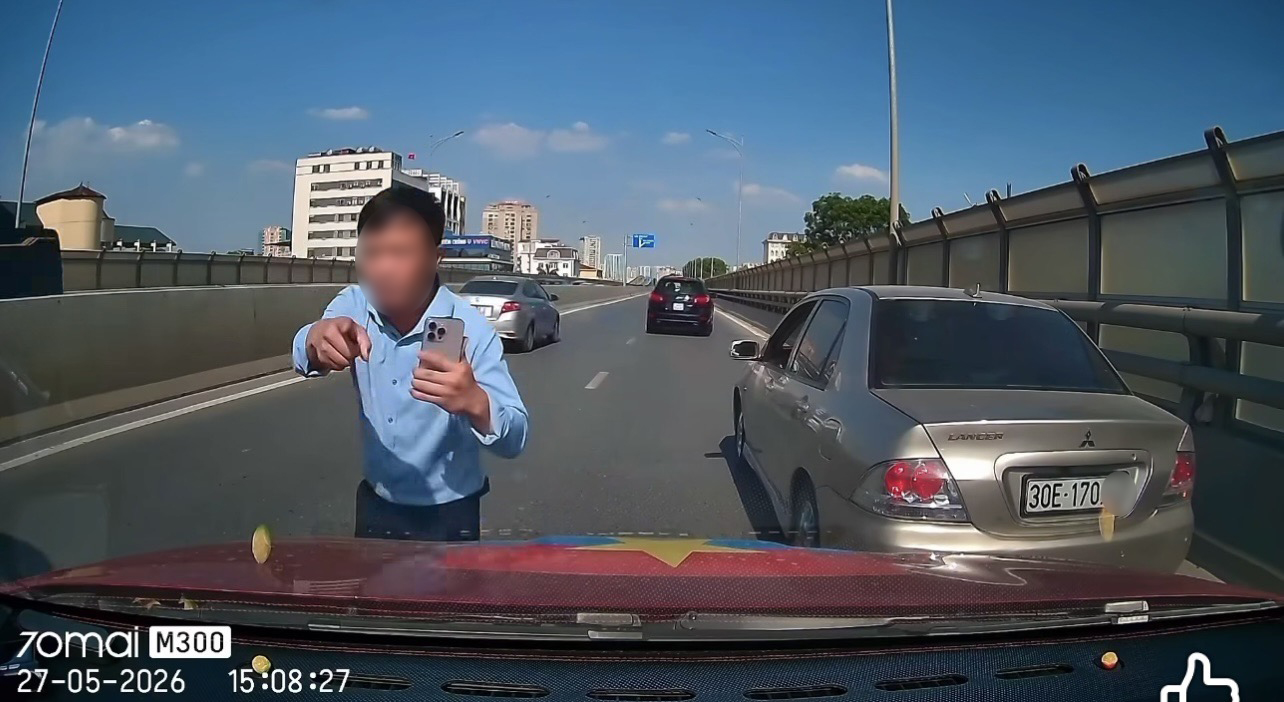 Diễn biến vụ việc được camera hành trình ghi lại. (Ảnh: Cắt từ clip)