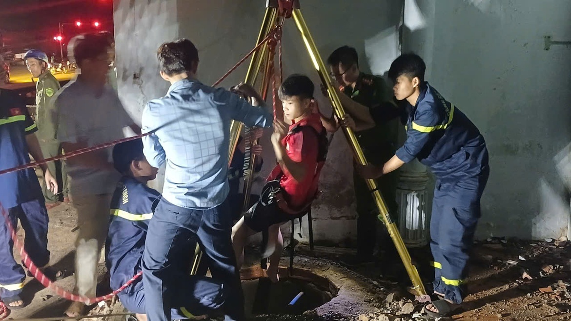 Lực lượng chức năng giải cứu bà Út thành công. (Ảnh: Báo Xây Dựng)