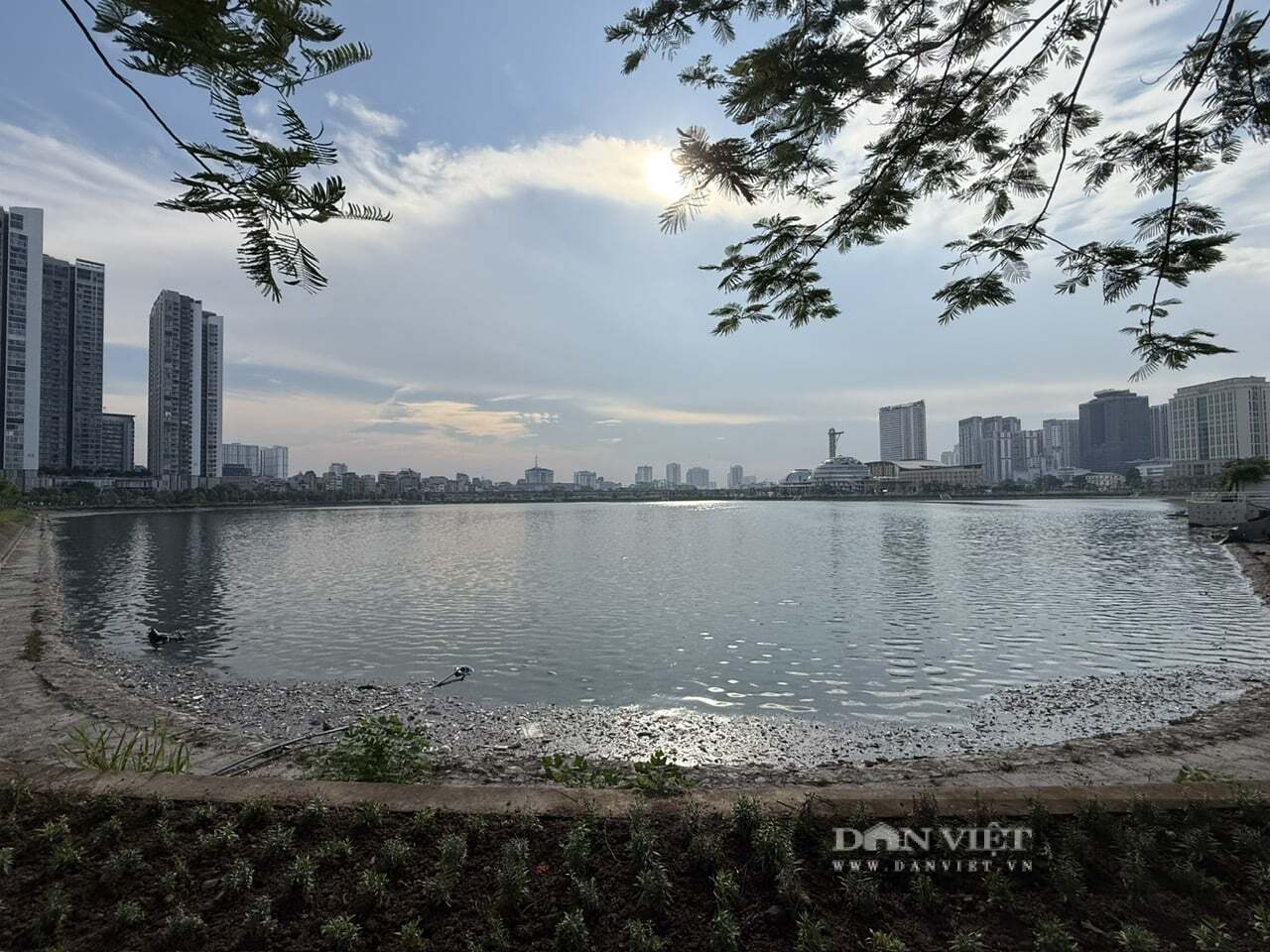 Đến 17 giờ ngày 30/5, số lượng cá chết đã được vớt và đưa đi tiêu hủy. Tuy nhiên hiện tượng cá chết vẫn xảy ra trôi dạt vào bờ và tiếp tục được các công nhân môi trường túc trực vớt. (Ảnh: Dân Việt)