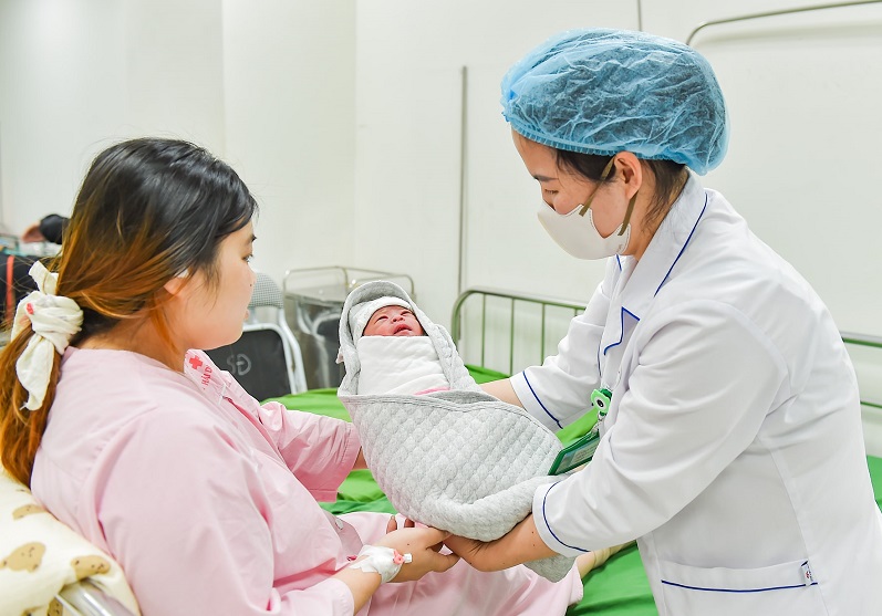 Các lao động nữ sinh con từ 1/7 sẽ được 5,06 triệu đồng/con - Ảnh minh họa: VGP