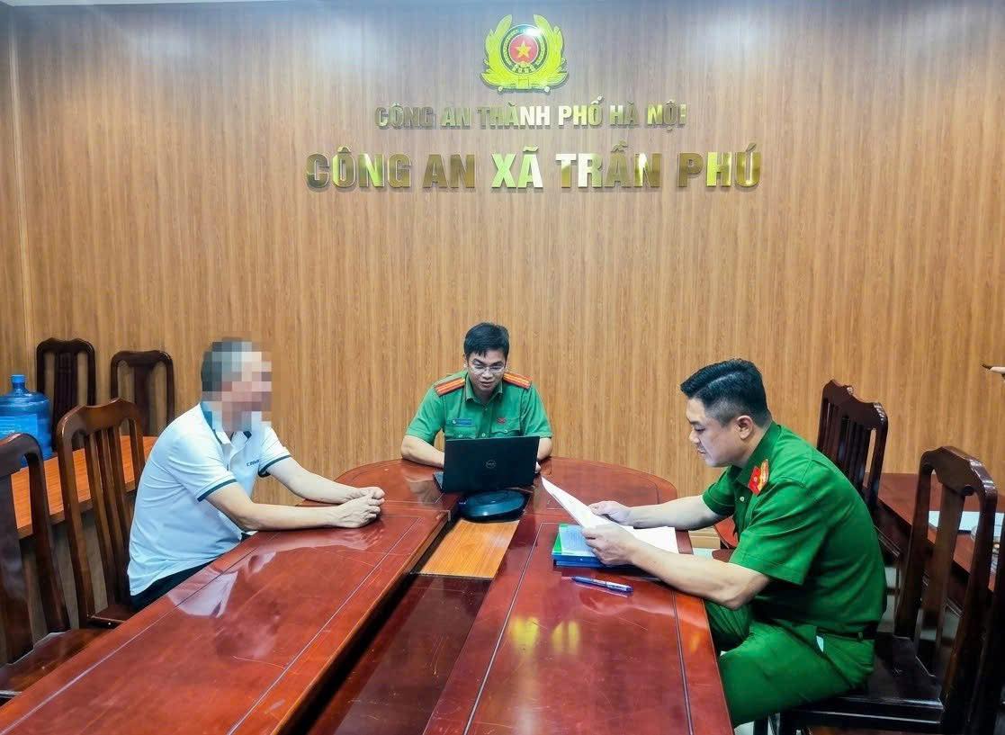 Anh Đ. tại cơ quan công an - Ảnh: Bộ Công an