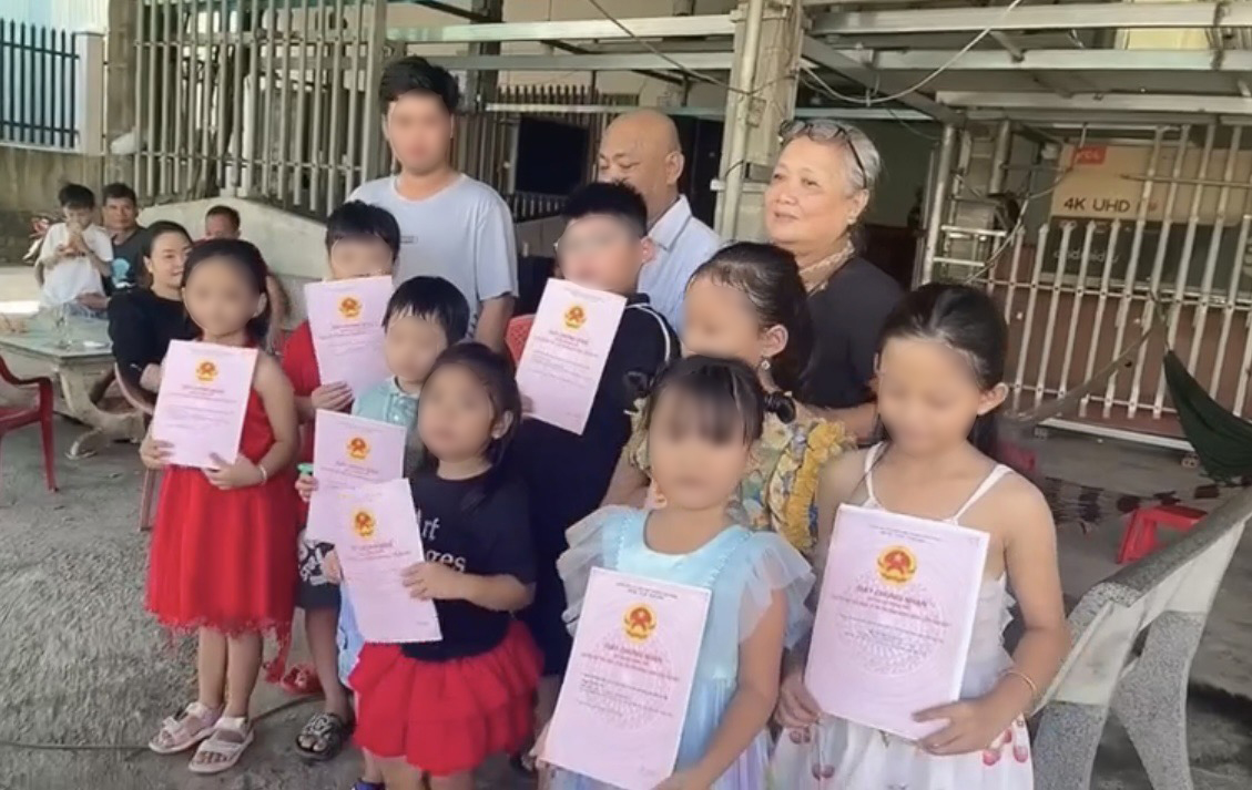 Hình ảnh vợ chồng bà Kiều và các cháu chụp ảnh kỷ niệm với mỗi cháu 1 quyển sổ đỏ trên tay khiến bao người ao ước. (Ảnh: Cắt từ clip)