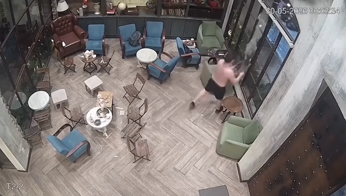 Camera ghi lại hình ảnh khách Tây đập phá quán cà phê.
