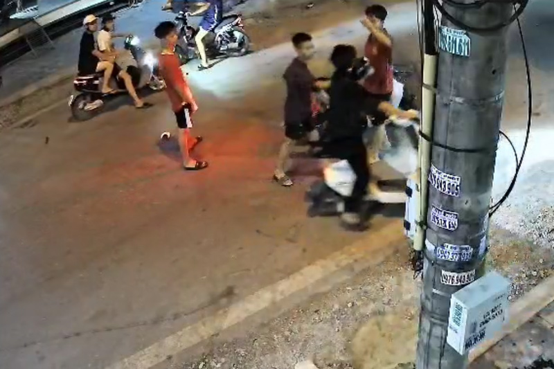 Nam sinh bị nhóm thiếu niên truy đuổi, đánh gây bức xúc. (Ảnh cắt từ clip)