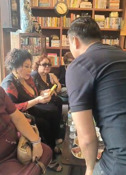 Bà Thúy Nga lì xì cho tất cả nhân viên quán cafe của Đàm Vĩnh Hưng.