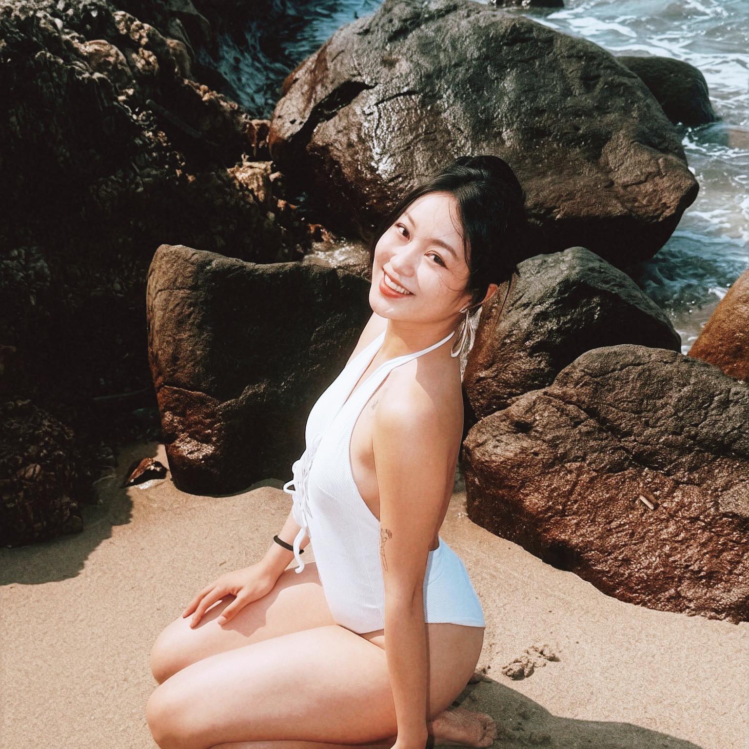 Không chỉ nổi tiếng với vai trò người mẫu ảnh cho các tờ báo tuổi teen, Mi Vân còn gây chú ý nhờ khả năng chơi piano và từng tham gia đóng MV ca nhạc, phim ảnh. Một trong những sản phẩm được nhiều khán giả nhớ đến là MV “Đôi mắt” của cố ca sĩ Wanbi Tuấn Anh.