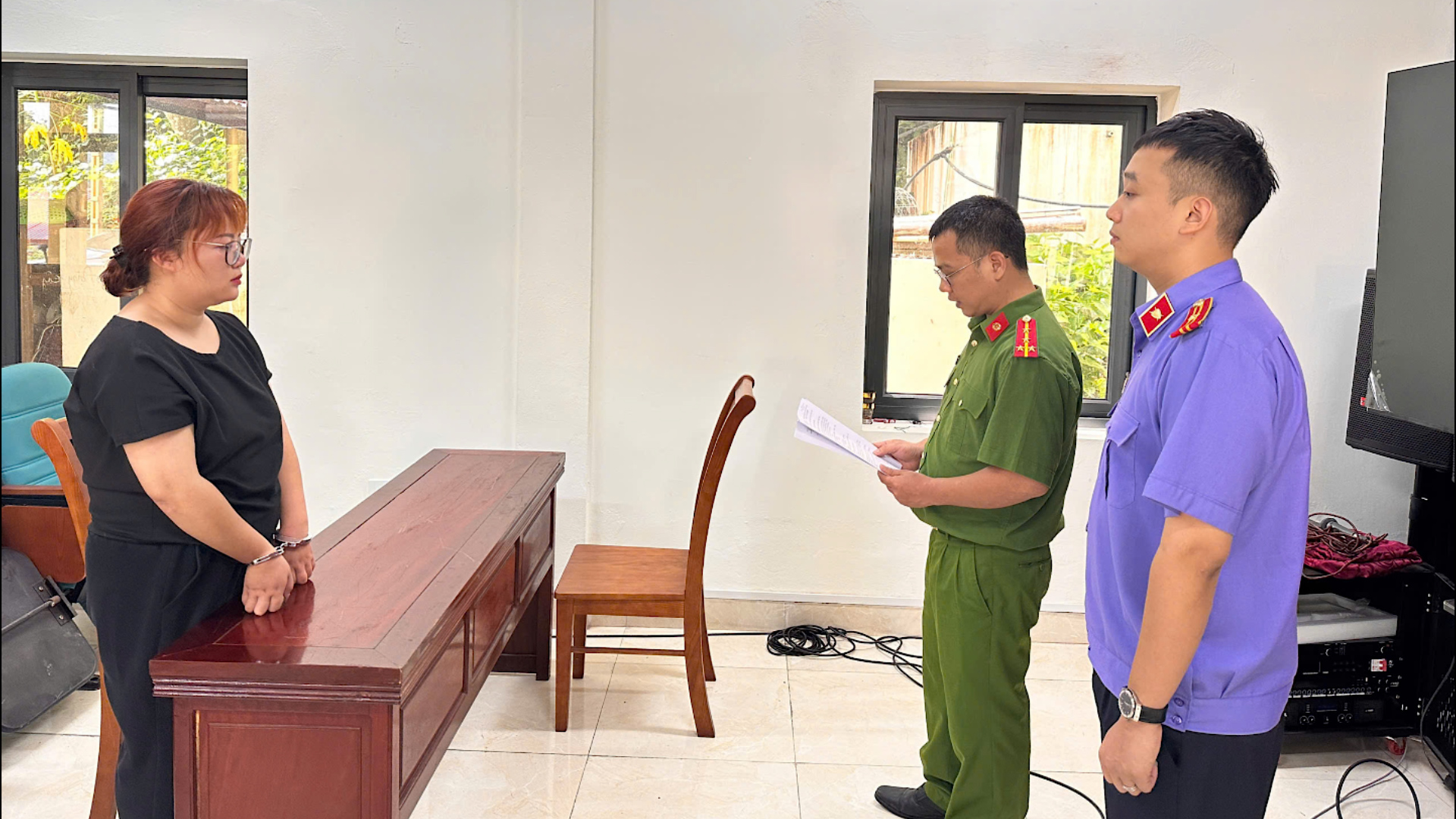 Cơ quan điều tra thi hành lệnh bắt bị can để tạm giam đối với Lê Thu Hoài - Ảnh: Công an Lạng Sơn