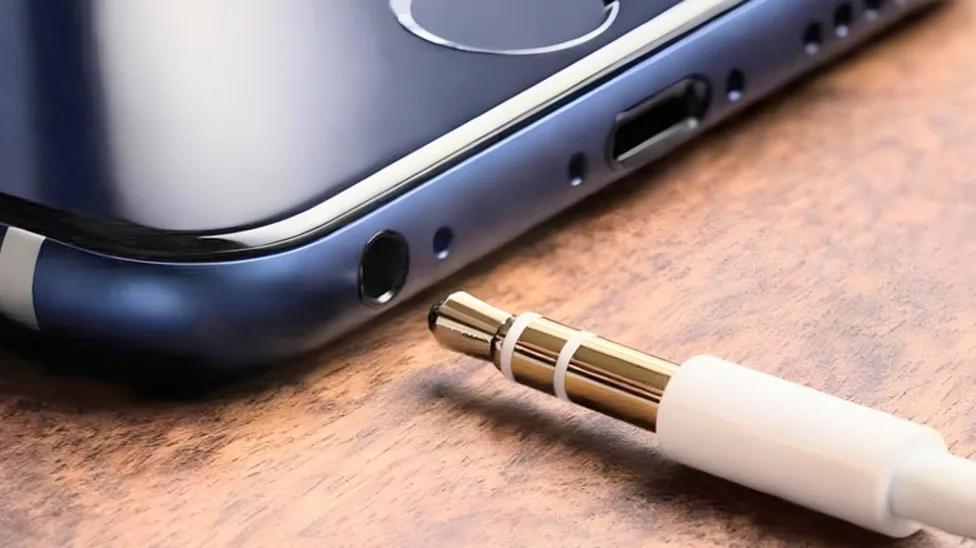 Dùng nhiều lần, nhưng không mấy ai biết vòng tròn ở chân cắm tai nghe có tác dụng gì?