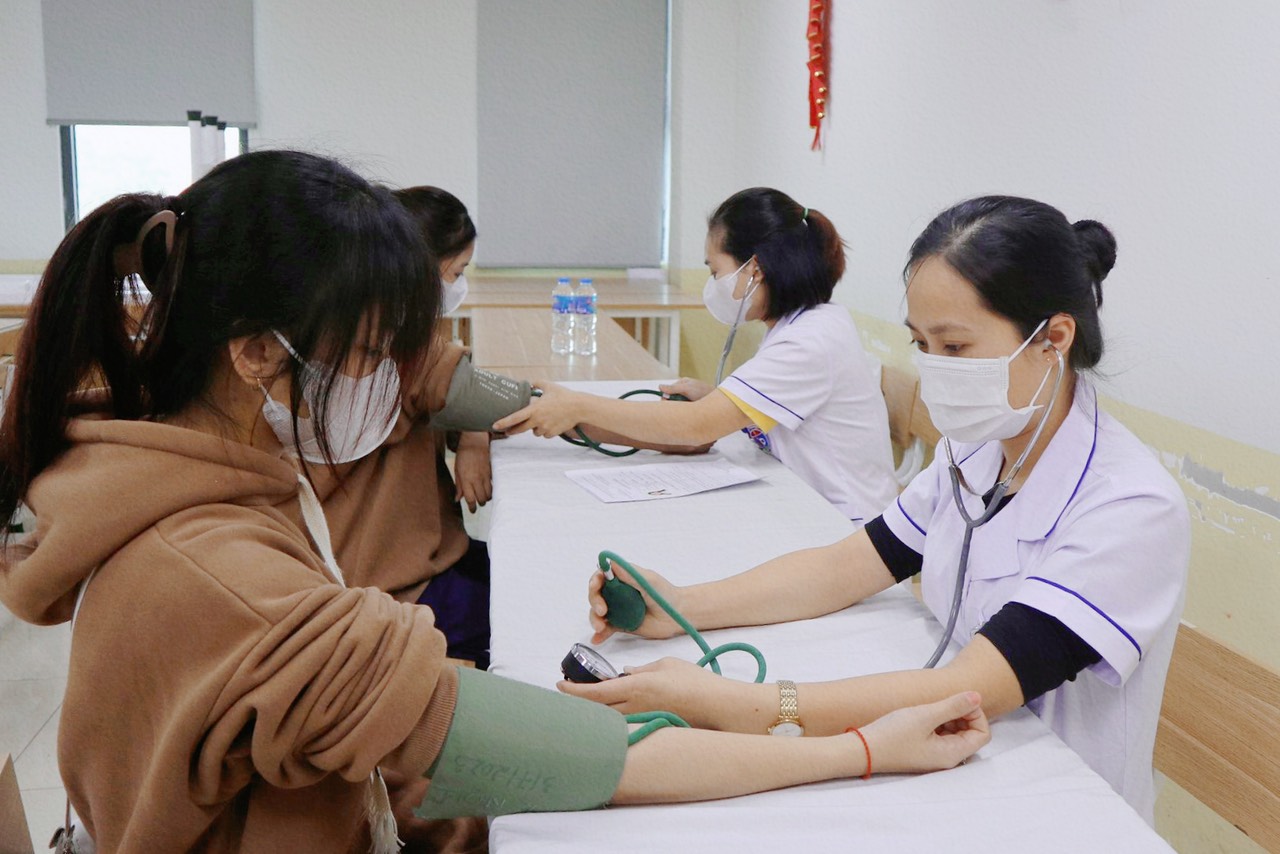   Từ năm 2026, 100% trẻ em, học sinh, sinh viên tại các cơ sở giáo dục trên cả nước sẽ được khám sức khỏe hoặc sàng lọc bệnh tật ít nhất một lần mỗi năm. (Ảnh: Báo Nông nghiệp và Môi trường)  