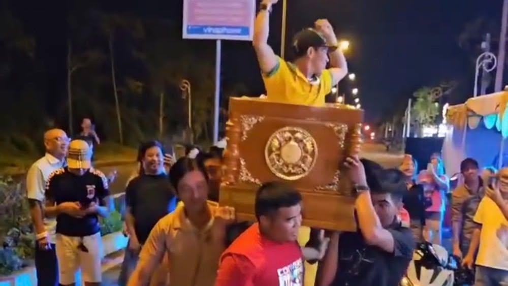 Nhóm người khiêng quan tài gây náo loạn khu phố. 