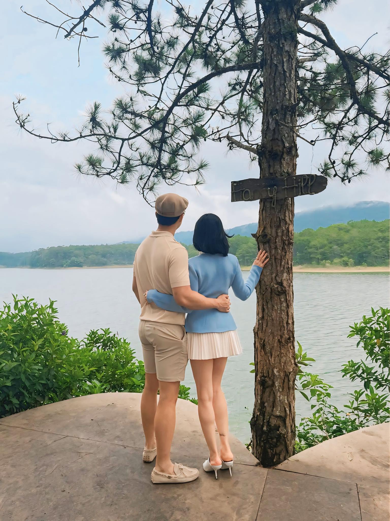 Lệ Quyên khoe ảnh tình cảm bên Lâm Bảo Châu