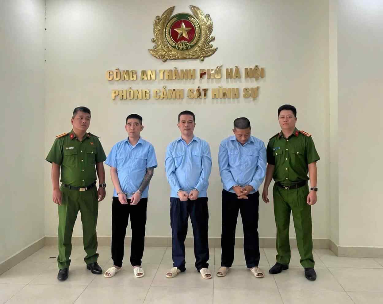 Các bị can tại cơ quan công an - Ảnh: CA Hà Nội