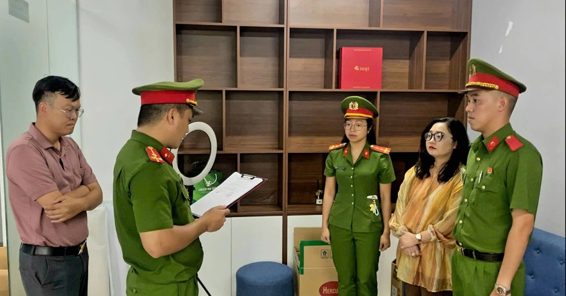 Đọc các quyết định khởi tố bị can - Ảnh: Công an Đà Nẵng