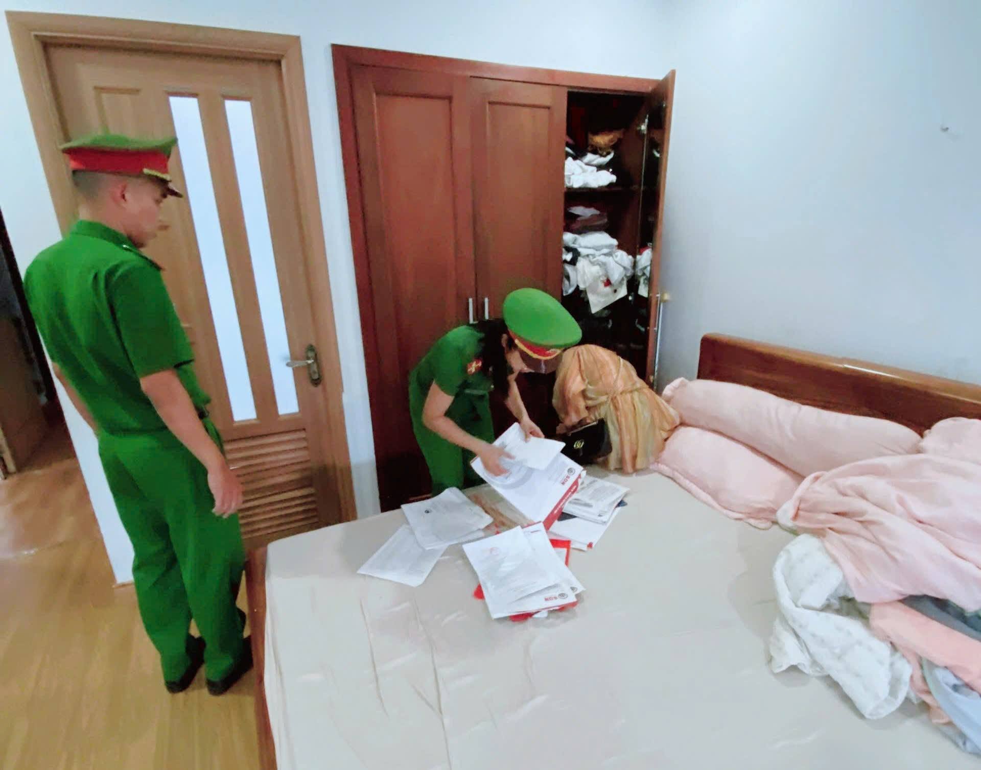 Cơ quan chức năng thực hiện khám xét với bị can - Ảnh: Công an Đà Nẵng